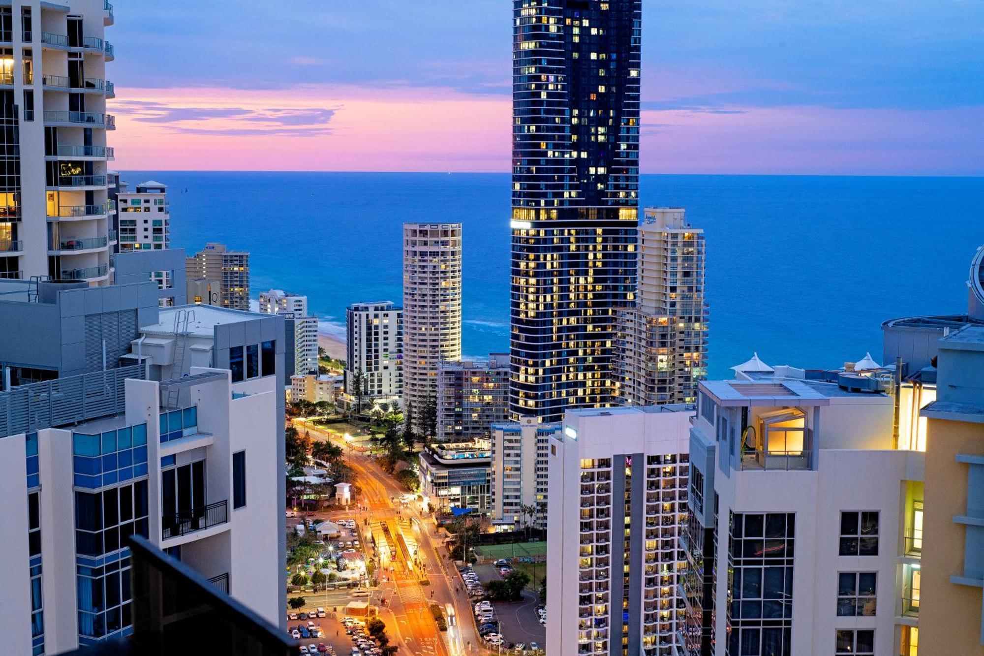 Circle On Cavill - Self Contained & Privately Managed Apartments - Wow Stay 골드코스트 외부 사진