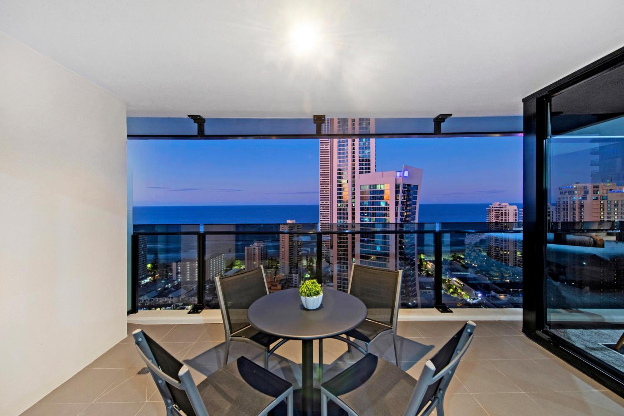 Circle On Cavill - Self Contained & Privately Managed Apartments - Wow Stay 골드코스트 외부 사진