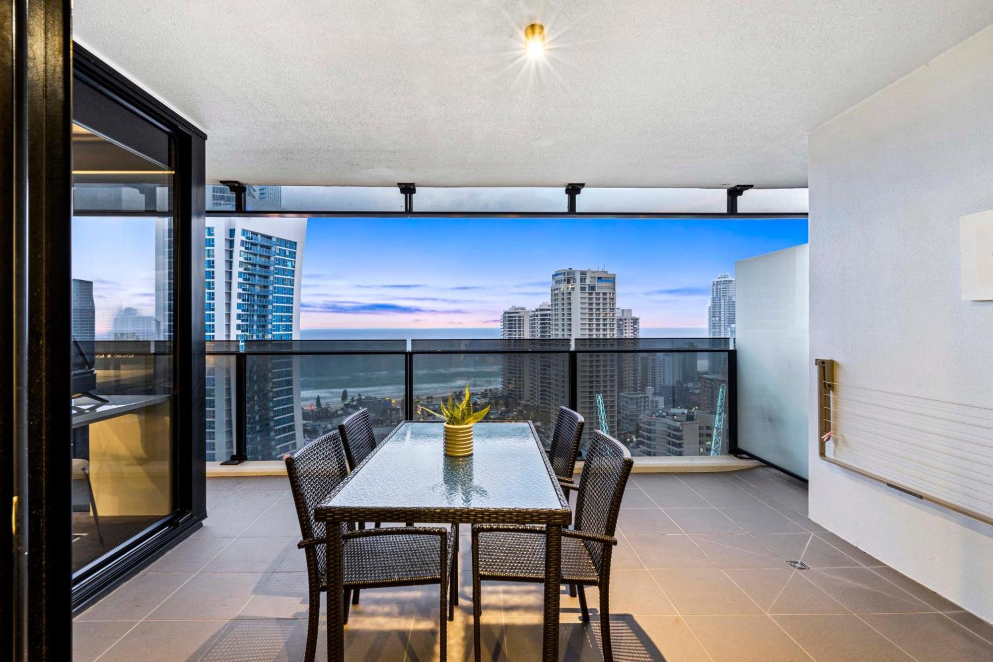 Circle On Cavill - Self Contained & Privately Managed Apartments - Wow Stay 골드코스트 외부 사진